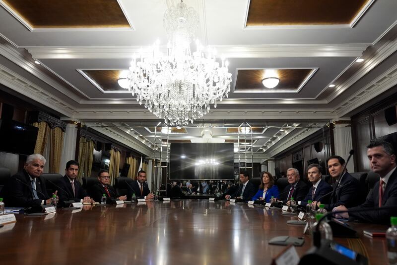 美国国务卿卢比奥提前在周日上午,与巴拿马总统穆利诺和外交部长阿查(Javier Martínez-Acha)会晤。